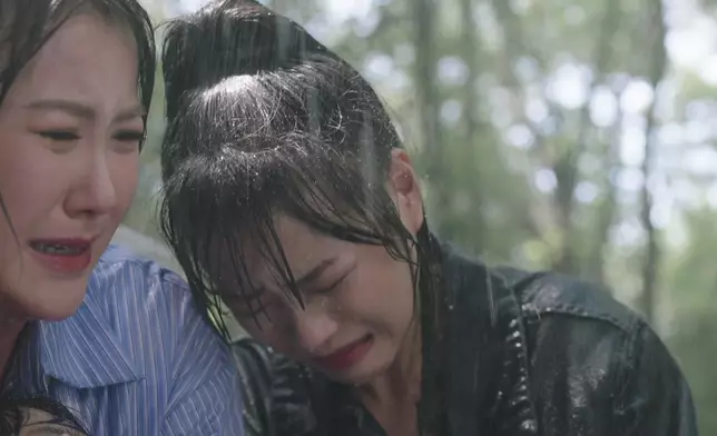 當阿Moon發現屍體原來是自己的兒子，她馬上由強裝冷靜變成徹底崩潰、一張面更是哭至五官完全扭曲、眼淚鼻涕橫飛兼整個人跌坐地上，攬住阿女一齊喊。