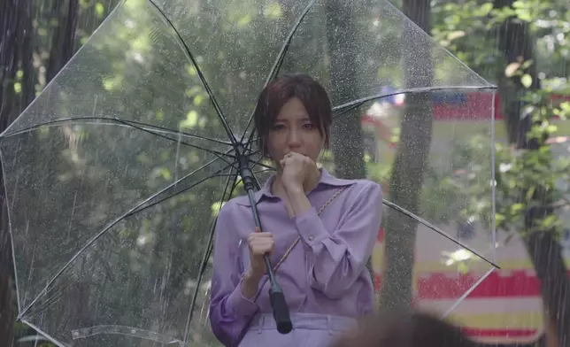 鏡頭遠後方的吳若希、則一臉的忐忑。