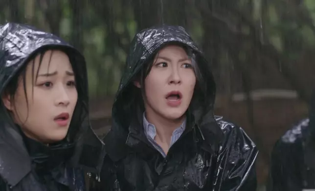 阿Moon先強忍傷痛、得體地著女兒陪爺爺到醫院。