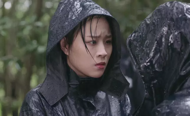 阿Moon先強忍傷痛、得體地著女兒陪爺爺到醫院。