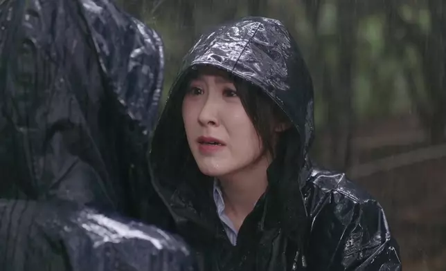 阿Moon先強忍傷痛、得體地著女兒陪爺爺到醫院。