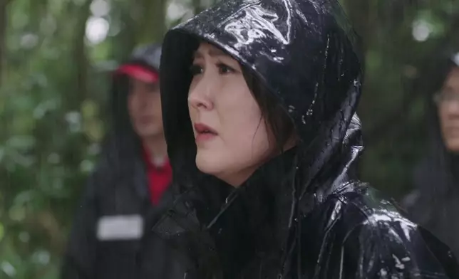 見到女兒上了救護車，阿Moon才展露擔心眼神。