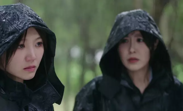 吳若希一眼便憑婚戒認出是老公馬國明，即時有大量眼淚奪眶而出、並跌跌撞撞走向老公遺體、跪下痛哭。