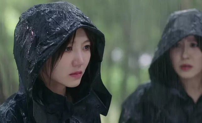 吳若希一眼便憑婚戒認出是老公馬國明，即時有大量眼淚奪眶而出、並跌跌撞撞走向老公遺體、跪下痛哭。