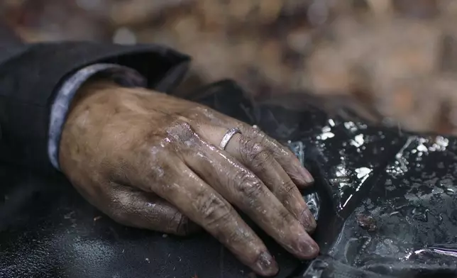 吳若希一眼便憑婚戒認出是老公馬國明，即時有大量眼淚奪眶而出、並跌跌撞撞走向老公遺體、跪下痛哭。