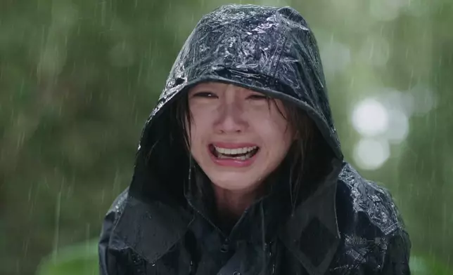 吳若希一眼便憑婚戒認出是老公馬國明，即時有大量眼淚奪眶而出、並跌跌撞撞走向老公遺體、跪下痛哭。