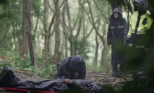 吳若希一眼便憑婚戒認出是老公馬國明，即時有大量眼淚奪眶而出、並跌跌撞撞走向老公遺體、跪下痛哭。