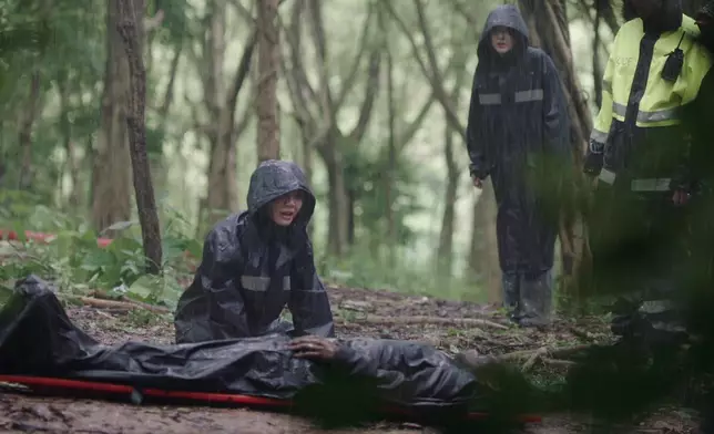 吳若希一眼便憑婚戒認出是老公馬國明，即時有大量眼淚奪眶而出、並跌跌撞撞走向老公遺體、跪下痛哭。