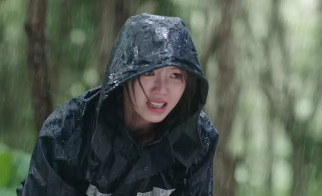 吳若希一眼便憑婚戒認出是老公馬國明，即時有大量眼淚奪眶而出、並跌跌撞撞走向老公遺體、跪下痛哭。