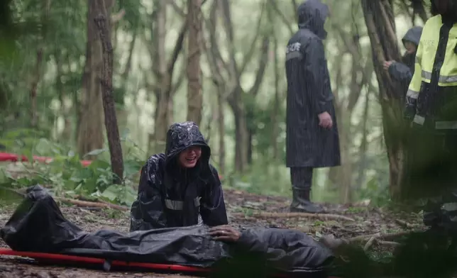 吳若希一眼便憑婚戒認出是老公馬國明，即時有大量眼淚奪眶而出、並跌跌撞撞走向老公遺體、跪下痛哭。