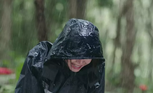 吳若希一眼便憑婚戒認出是老公馬國明，即時有大量眼淚奪眶而出、並跌跌撞撞走向老公遺體、跪下痛哭。