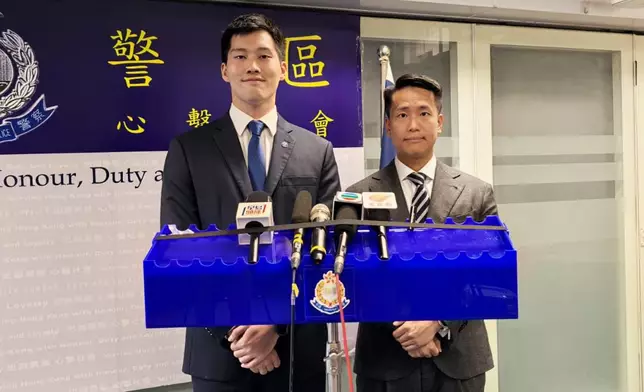 警方西區警區重案組高級督察郭愉勤（左）及商業罪案調查科反詐騙協調中心高級督察蘇傳禮（右）向傳媒簡報案情。