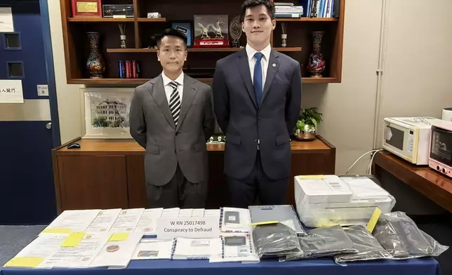 警方西區警區重案組高級督察郭愉勤（左）及商業罪案調查科反詐騙協調中心高級督察蘇傳禮（右）向傳媒簡報案情。