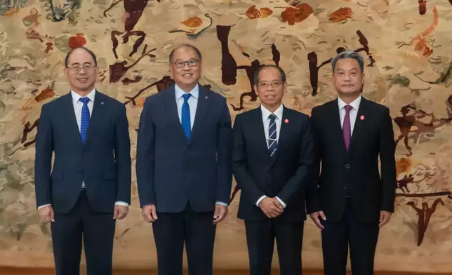 左起黃永德、林大輝、張劍與洪平合照。理大圖片