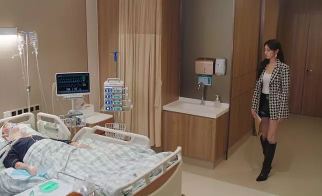 啟心拿著進濤腦死亡報告怒氣沖沖走入病房。