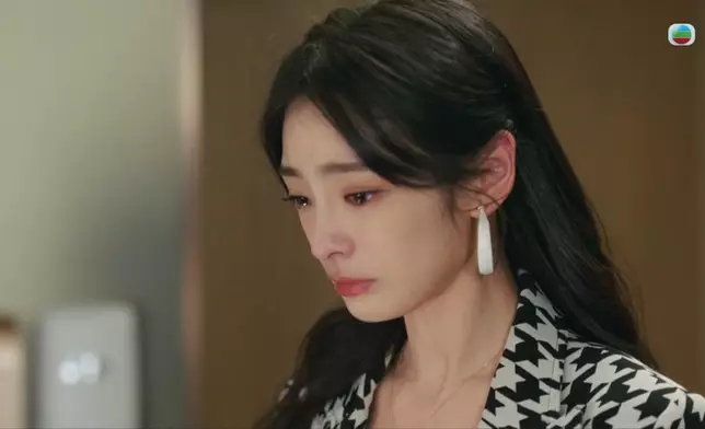 隨著豆大的眼淚一滴一滴的落下，兼VO抒發對爸爸的情感。