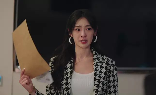 宣萱及時趕到制止啟心，啟心則手拿進濤腦死亡報告和宣萱對質。