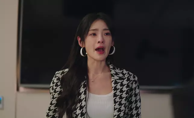 宣萱及時趕到制止啟心，啟心則手拿進濤腦死亡報告和宣萱對質。