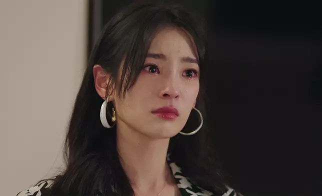 宣萱及時趕到制止啟心，啟心則手拿進濤腦死亡報告和宣萱對質。