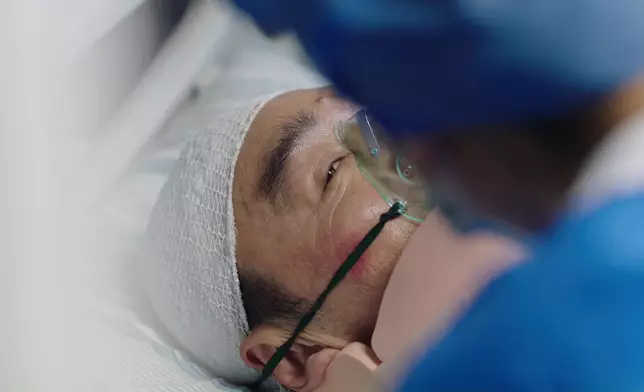 聽到宣萱愛的呼喚，B哥即上演眼神戲。