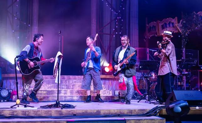 NWB打頭陣出場。