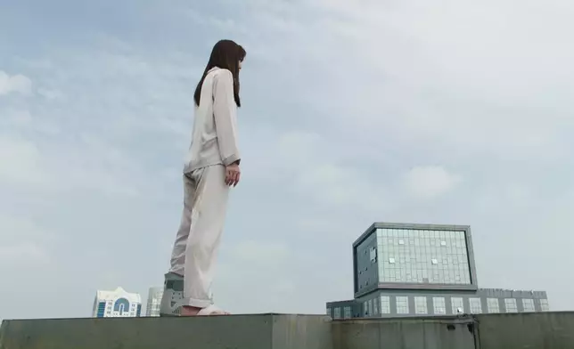 麗雪絕望地危站天台，幸以珈及時趕到。