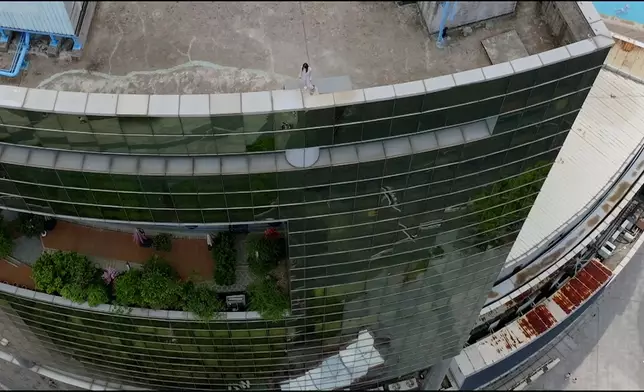 麗雪絕望地危站天台，幸以珈及時趕到。