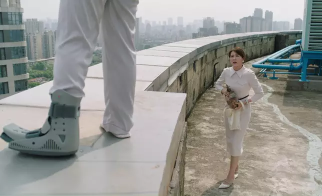 麗雪絕望地危站天台，幸以珈及時趕到。