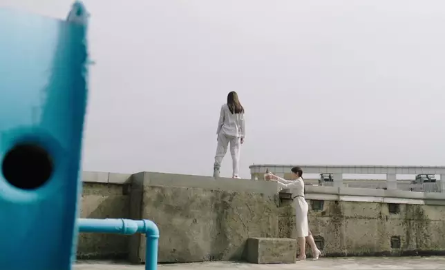 麗雪絕望地危站天台，幸以珈及時趕到。