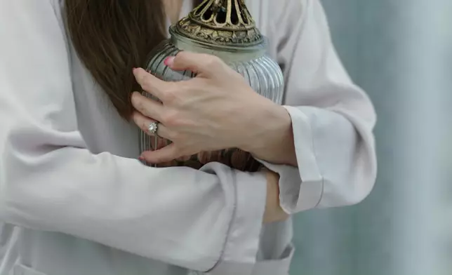 以珈勉勵麗雪，見證了這對妯娌的深厚感情。