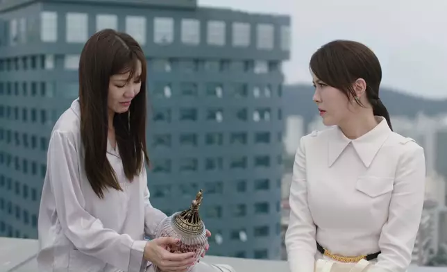 以珈勉勵麗雪，見證了這對妯娌的深厚感情。