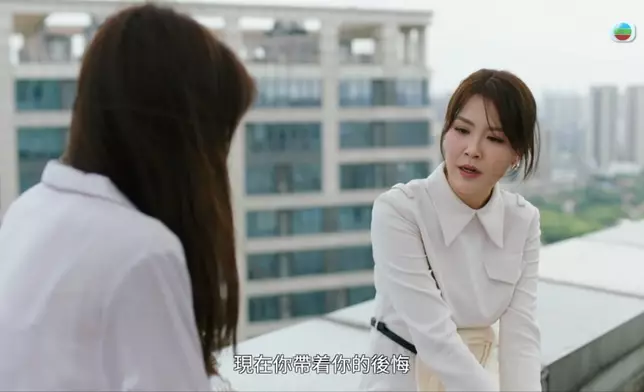 以珈勉勵麗雪，見證了這對妯娌的深厚感情。