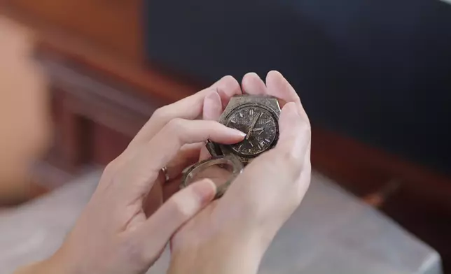 以珈執拾啟聰的遺物，同樣悲從中來。