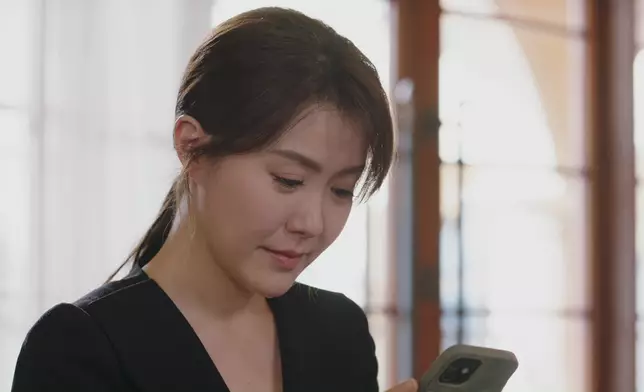 以珈執拾啟聰的遺物，同樣悲從中來。