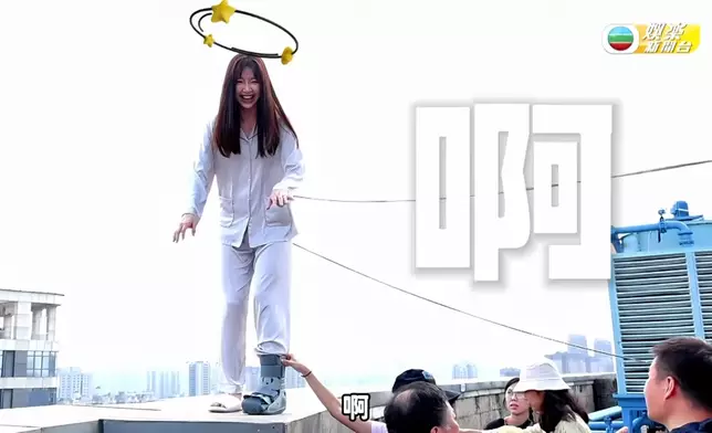 Jinny拍攝此場口時嚇到腳軟兼wee哇鬼叫，不過Jinny依然保持專業，全程頂硬上。(TVB娛樂新聞台片段)