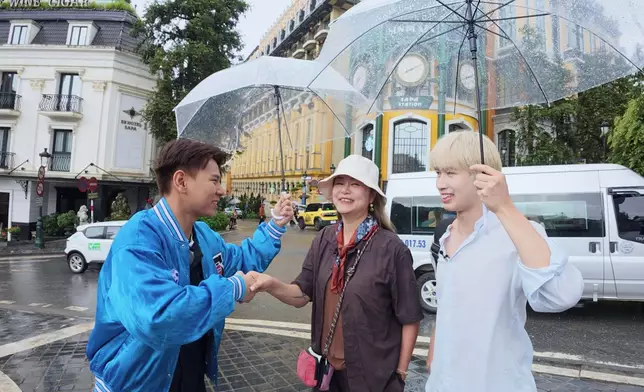 今晚（2日）嘉姐帶住行仔、羊羊坐纜車。