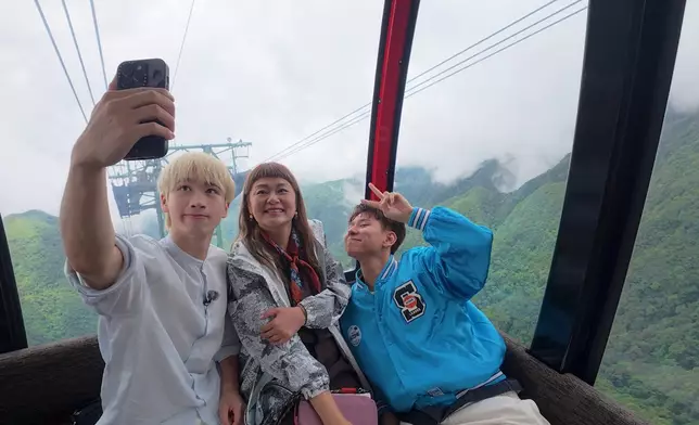 今晚（2日）嘉姐帶住行仔、羊羊坐纜車。