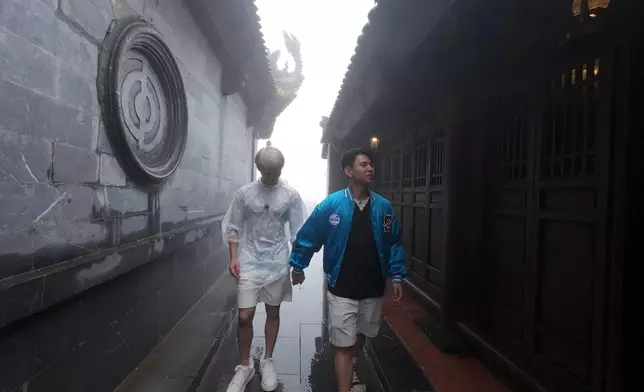 行仔、羊羊步行一段路登南最高番西邦峰。