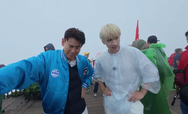 行仔、羊羊步行一段路登南最高番西邦峰。