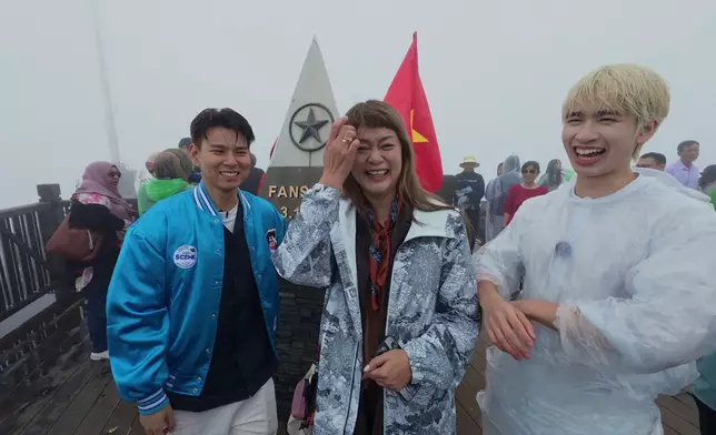 嘉姐好整以暇全程坐車登頂。