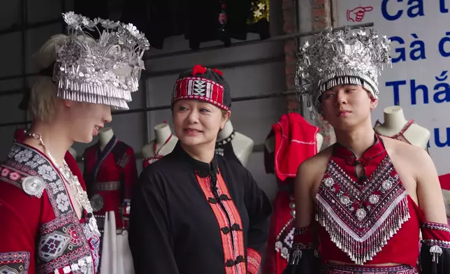 行仔、羊羊穿上越南傳統民族女服，各具美態。