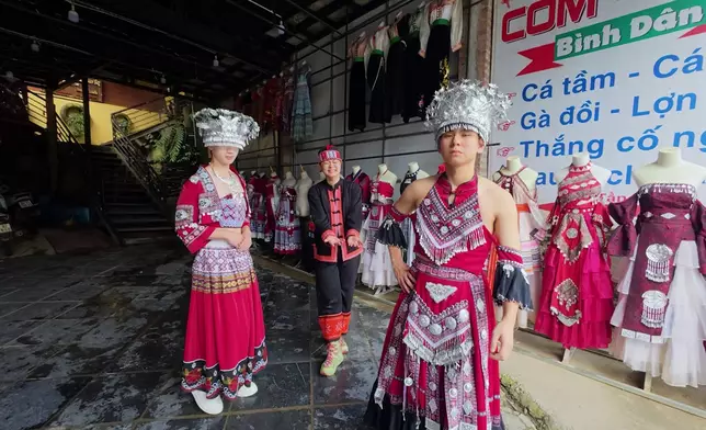 行仔、羊羊穿上越南傳統民族女服，各具美態。