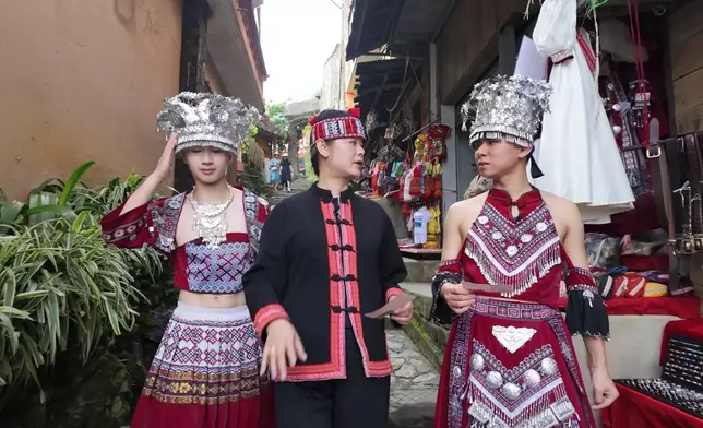 行仔、羊羊穿上越南傳統民族女服，各具美態。