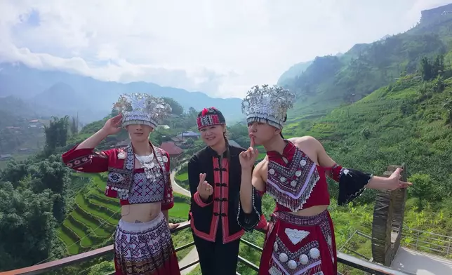 三人登頂眺望越南梯田景色。