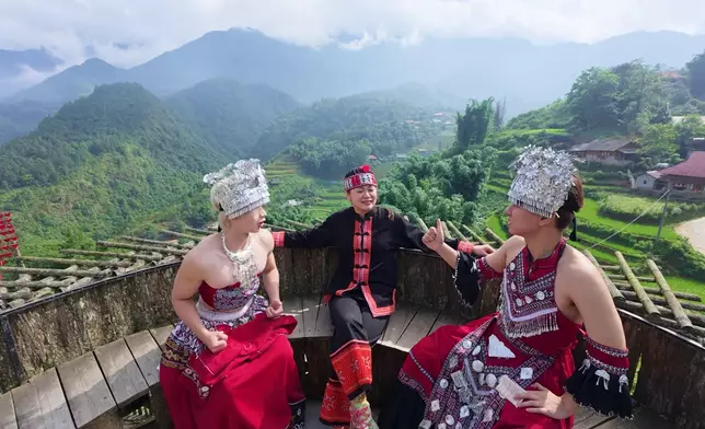 三人登頂眺望越南梯田景色。