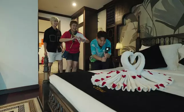 明晚三人入住靚靚酒店。