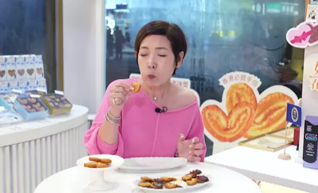 黎芷珊更試食品牌招牌「黃金焦糖蝴蝶酥」。