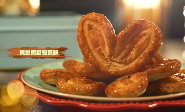 黎芷珊更試食品牌招牌「黃金焦糖蝴蝶酥」。