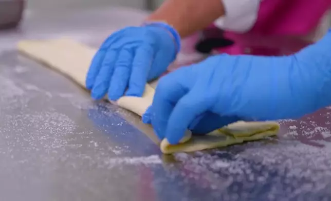 謝寧更親自整蝴蝶酥及蜂巢蛋卷。