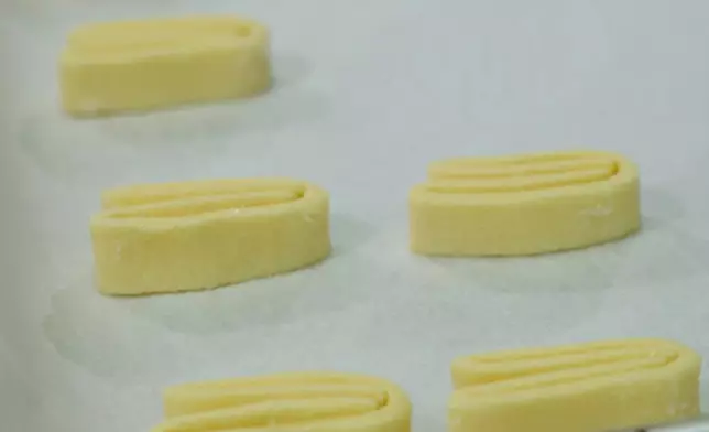 謝寧更親自整蝴蝶酥及蜂巢蛋卷。